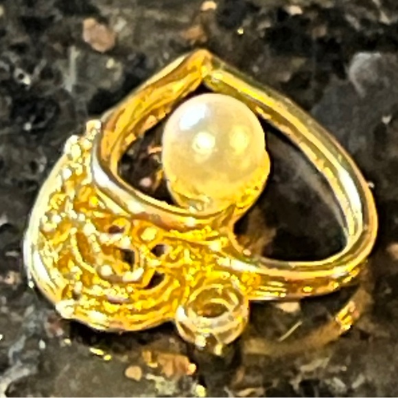 Yellow Gold Heart-Shaped Pendant with White Center Pearl - Picture 6 of 10